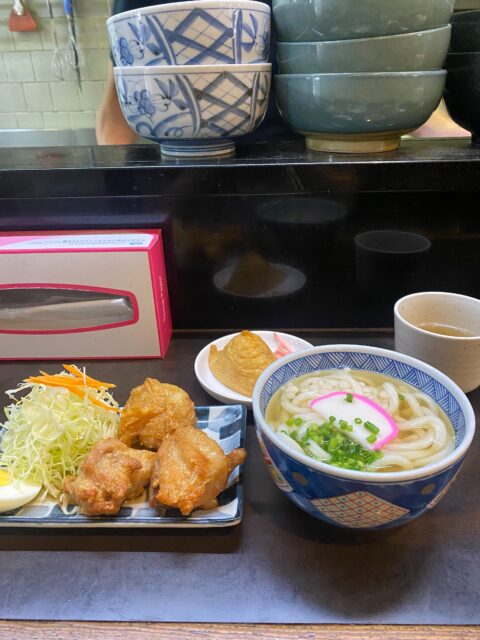 어느 날의 닭튀김 정식🍴

주문을 받고 나서 튀겨 주기 때문에 갓 튀겨낸 뜨끈뜨끈한 닭튀김이 나온다.
정말 너무 맛있다.
미니 우동도, 유부초밥도 맛있다.
이게 전부 650엔.
오히려 가격을 좀 올려도 될 것 같다.

#다카마쓰 #우동 #카라아게