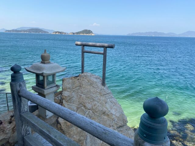 렌터카를 이용한다면 꼭 한번 들러보길 바라는 곳.

절벽 동굴 안에 자리한 신사다.

그곳에서 바라본 바다는 에메랄드빛으로 신비로웠고,
에너지가 가득 차 있는 듯한 곳이었다.

#다카마쓰 #바다 #일본 #takamatsu #竹居観音寺